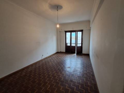 Apartamento T2 no Laranjeiro.