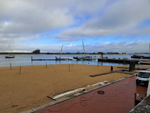 Venda conjunta de 2 apartamentos e loja no Seixal.