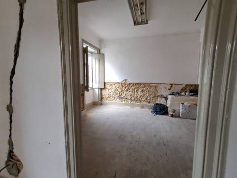 Venda conjunta de 2 apartamentos e loja no Seixal.