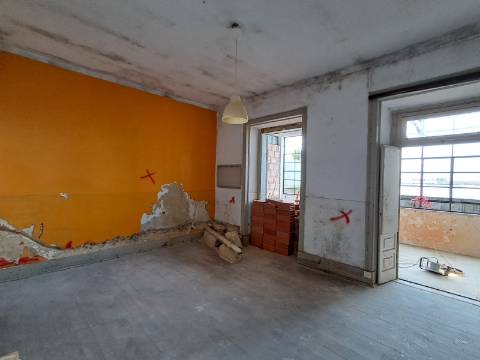 Venda conjunta de 2 apartamentos e loja no Seixal.