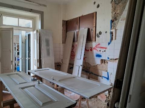 Venda conjunta de 2 apartamentos e loja no Seixal.