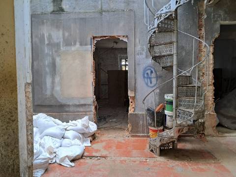 Venda conjunta de 2 apartamentos e loja no Seixal.