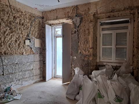 Venda conjunta de 2 apartamentos e loja no Seixal.