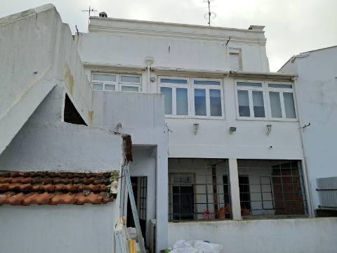Venda conjunta de 2 apartamentos e loja no Seixal.