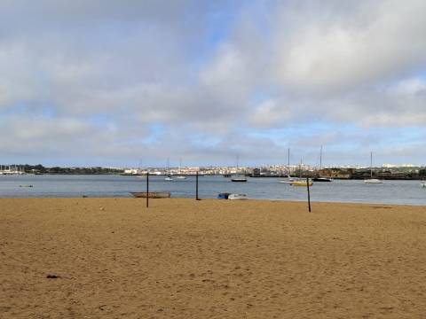 Venda conjunta de 2 apartamentos e loja no Seixal.