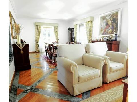 Oasis de Conforto e Sofisticação: Moradia T4 Irresistível em Oliveirinha, Aveiro!