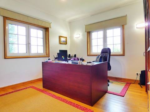 Oasis de Conforto e Sofisticação: Moradia T4 Irresistível em Oliveirinha, Aveiro!