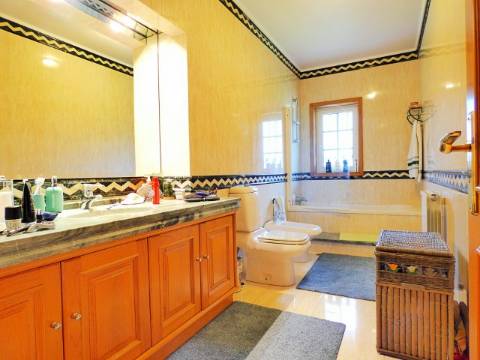 Oasis de Conforto e Sofisticação: Moradia T4 Irresistível em Oliveirinha, Aveiro!