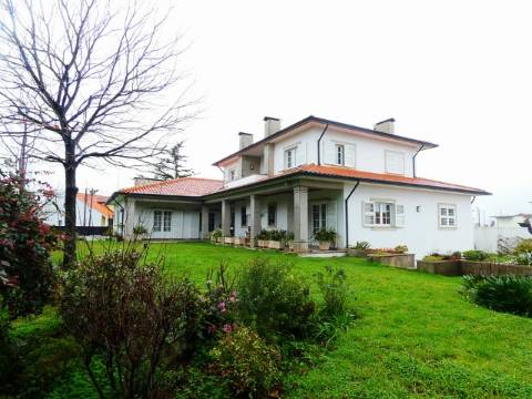 Oasis de Conforto e Sofisticação: Moradia T4 Irresistível em Oliveirinha, Aveiro!