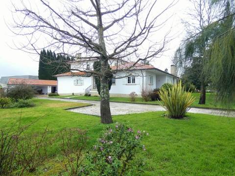 Oasis de Conforto e Sofisticação: Moradia T4 Irresistível em Oliveirinha, Aveiro!