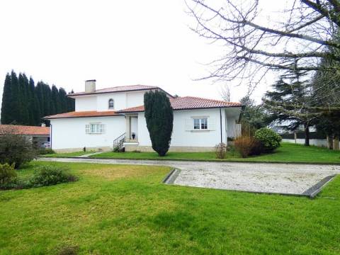 Oasis de Conforto e Sofisticação: Moradia T4 Irresistível em Oliveirinha, Aveiro!