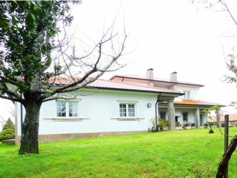 Oasis de Conforto e Sofisticação: Moradia T4 Irresistível em Oliveirinha, Aveiro!