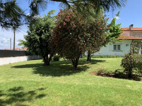 Oasis de Conforto e Sofisticação: Moradia T4 Irresistível em Oliveirinha, Aveiro!