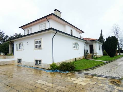 Oasis de Conforto e Sofisticação: Moradia T4 Irresistível em Oliveirinha, Aveiro!