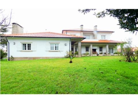 Oasis de Conforto e Sofisticação: Moradia T4 Irresistível em Oliveirinha, Aveiro!