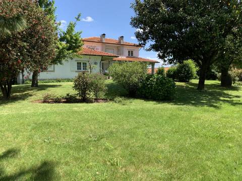 Oasis de Conforto e Sofisticação: Moradia T4 Irresistível em Oliveirinha, Aveiro!