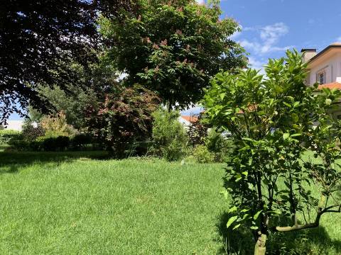 Oasis de Conforto e Sofisticação: Moradia T4 Irresistível em Oliveirinha, Aveiro!