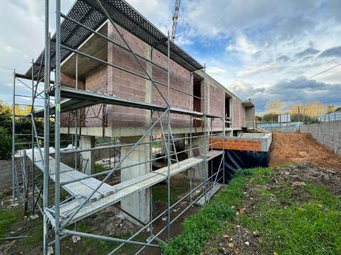 Moradia T4 de Luxo Isolada Disponível para Venda em Águeda