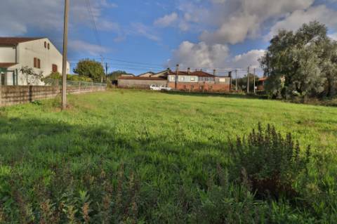 Terreno para construção com duas frentes de estrada
