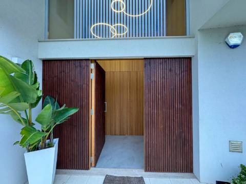 Moradia T3 Premium com Piscina disponível para venda na Praia da Barra