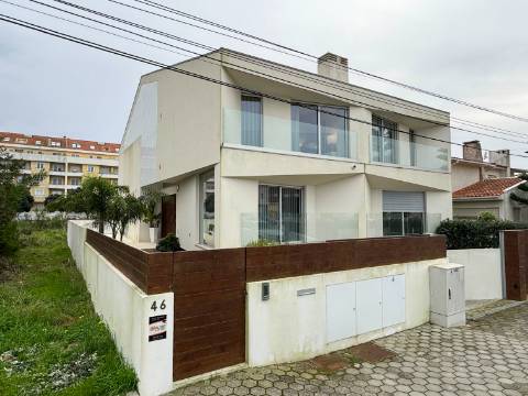 Moradia T3 Premium com Piscina disponível para venda na Praia da Barra