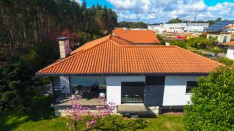 Duas Moradias Independentes em Amplo Terreno de 2171m² Disponíveis para Venda em Águeda