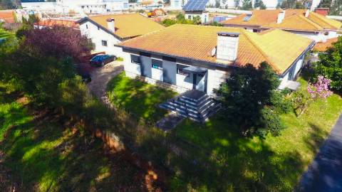 Duas Moradias Independentes em Amplo Terreno de 2171m² Disponíveis para Venda em Águeda