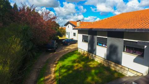Duas Moradias Independentes em Amplo Terreno de 2171m² Disponíveis para Venda em Águeda
