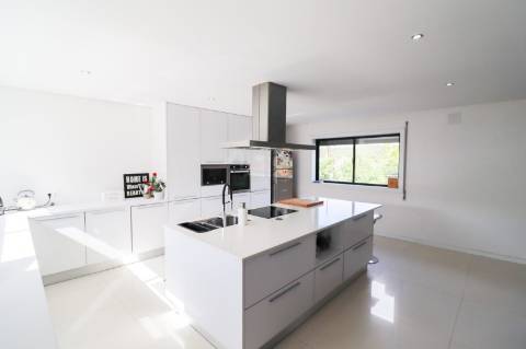 Duas Moradias Independentes em Amplo Terreno de 2171m² Disponíveis para Venda em Águeda