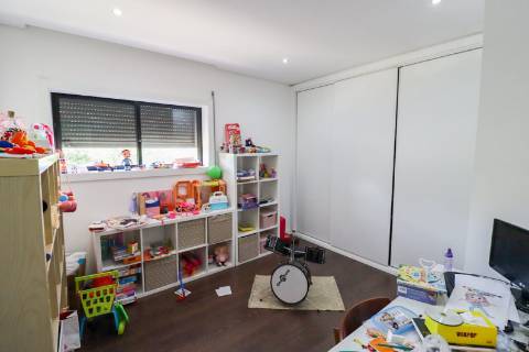 Duas Moradias Independentes em Amplo Terreno de 2171m² Disponíveis para Venda em Águeda