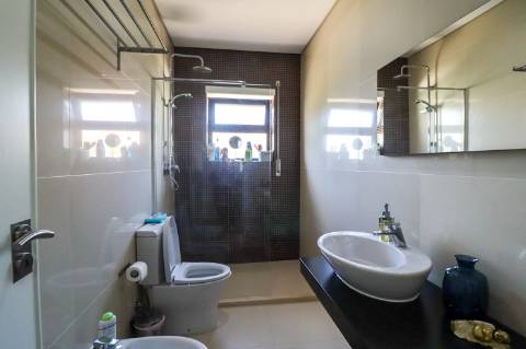 Duas Moradias Independentes em Amplo Terreno de 2171m² Disponíveis para Venda em Águeda