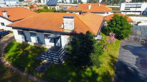 Duas Moradias Independentes em Amplo Terreno de 2171m² Disponíveis para Venda em Águeda