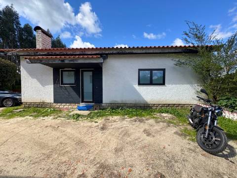 Duas Moradias Independentes em Amplo Terreno de 2171m² Disponíveis para Venda em Águeda