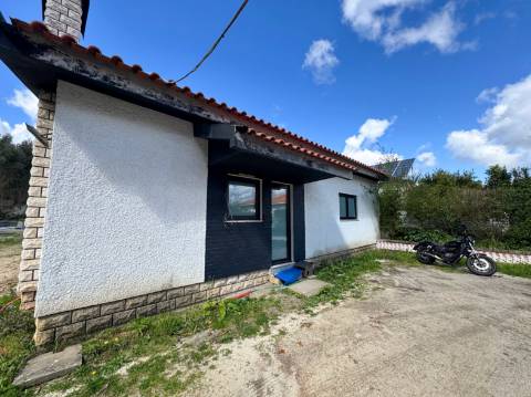 Duas Moradias Independentes em Amplo Terreno de 2171m² Disponíveis para Venda em Águeda
