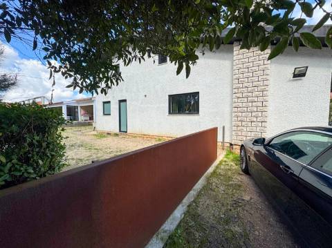 Duas Moradias Independentes em Amplo Terreno de 2171m² Disponíveis para Venda em Águeda