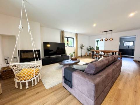 Duas Moradias Independentes em Amplo Terreno de 2171m² Disponíveis para Venda em Águeda