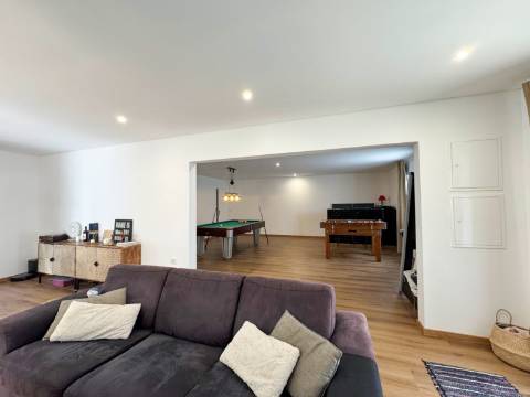 Duas Moradias Independentes em Amplo Terreno de 2171m² Disponíveis para Venda em Águeda