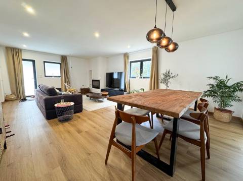 Duas Moradias Independentes em Amplo Terreno de 2171m² Disponíveis para Venda em Águeda