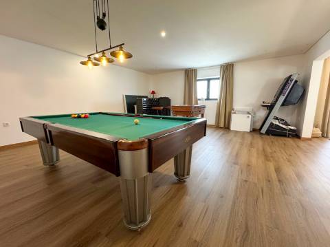 Duas Moradias Independentes em Amplo Terreno de 2171m² Disponíveis para Venda em Águeda