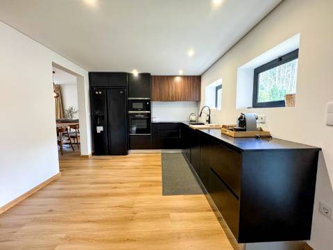 Duas Moradias Independentes em Amplo Terreno de 2171m² Disponíveis para Venda em Águeda