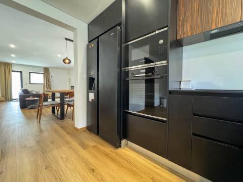 Duas Moradias Independentes em Amplo Terreno de 2171m² Disponíveis para Venda em Águeda