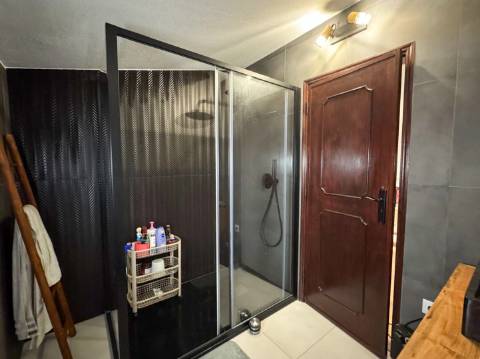 Duas Moradias Independentes em Amplo Terreno de 2171m² Disponíveis para Venda em Águeda