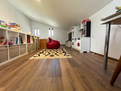 Duas Moradias Independentes em Amplo Terreno de 2171m² Disponíveis para Venda em Águeda