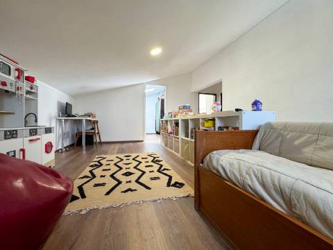 Duas Moradias Independentes em Amplo Terreno de 2171m² Disponíveis para Venda em Águeda