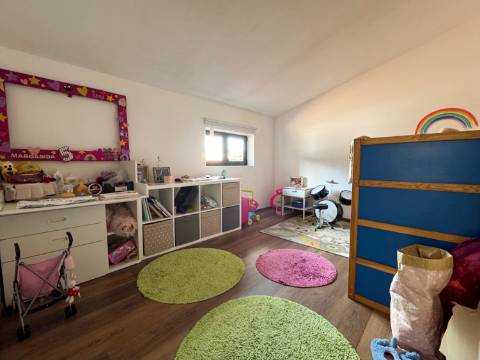 Duas Moradias Independentes em Amplo Terreno de 2171m² Disponíveis para Venda em Águeda