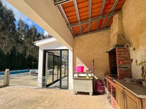 Duas Moradias Independentes em Amplo Terreno de 2171m² Disponíveis para Venda em Águeda