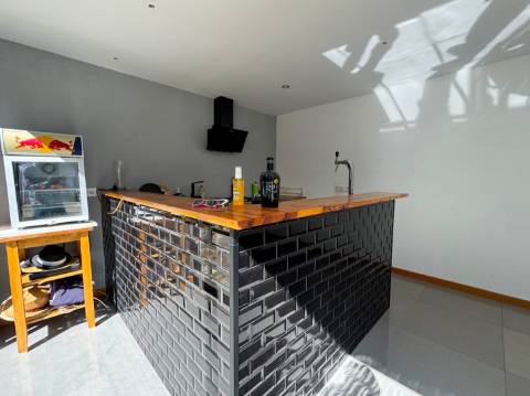 Duas Moradias Independentes em Amplo Terreno de 2171m² Disponíveis para Venda em Águeda