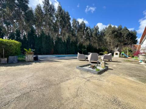 Duas Moradias Independentes em Amplo Terreno de 2171m² Disponíveis para Venda em Águeda