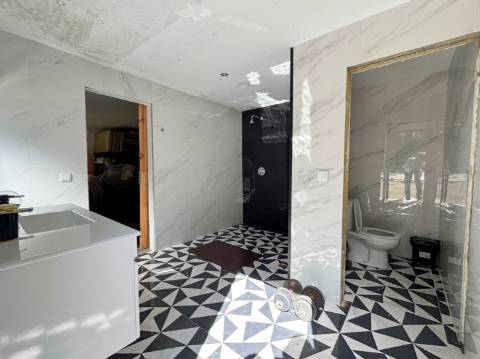 Duas Moradias Independentes em Amplo Terreno de 2171m² Disponíveis para Venda em Águeda