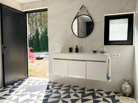 Duas Moradias Independentes em Amplo Terreno de 2171m² Disponíveis para Venda em Águeda